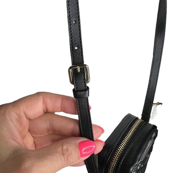 NWT Valentino Garavani lace mini bag. Valentino logo outside. Zipper on top. 3x4 - Picture 6 of 10